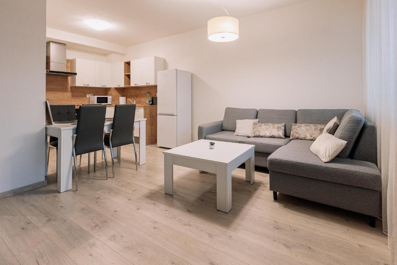 Skau Dunajska 58a Apt3 *